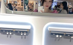 美女脱裤衩扒开尿口给男子摸